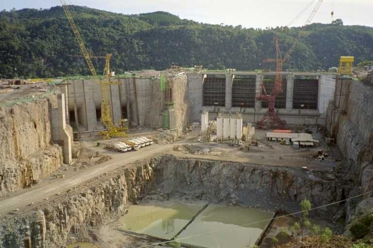 Construction work at a concrete dam site, illustrating large infrastructure projects